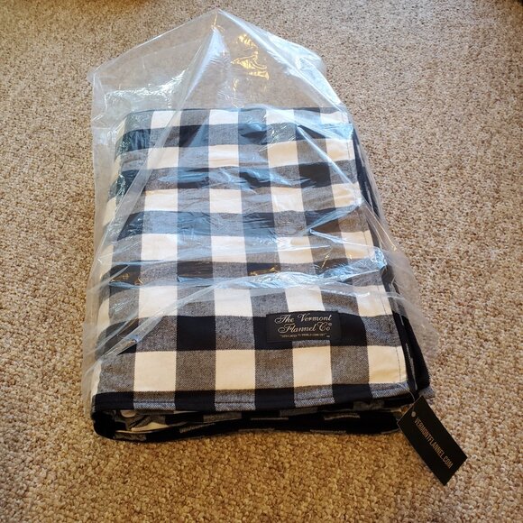 Vermont Flannel Stadium Blanket in Grey Buffalo, new with tags - Picture 3 of 5